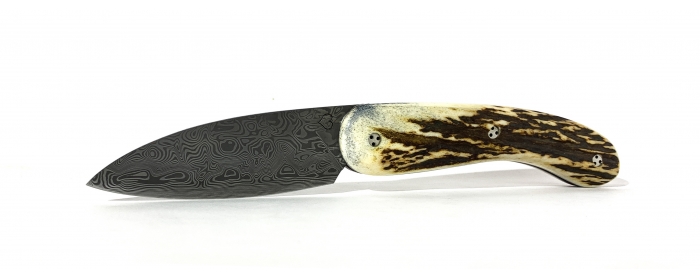 Le cathare folding knife with deer antlers handle