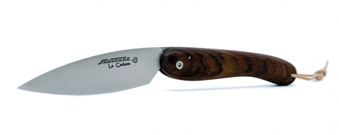 Le cathare folding knife with walnut handle